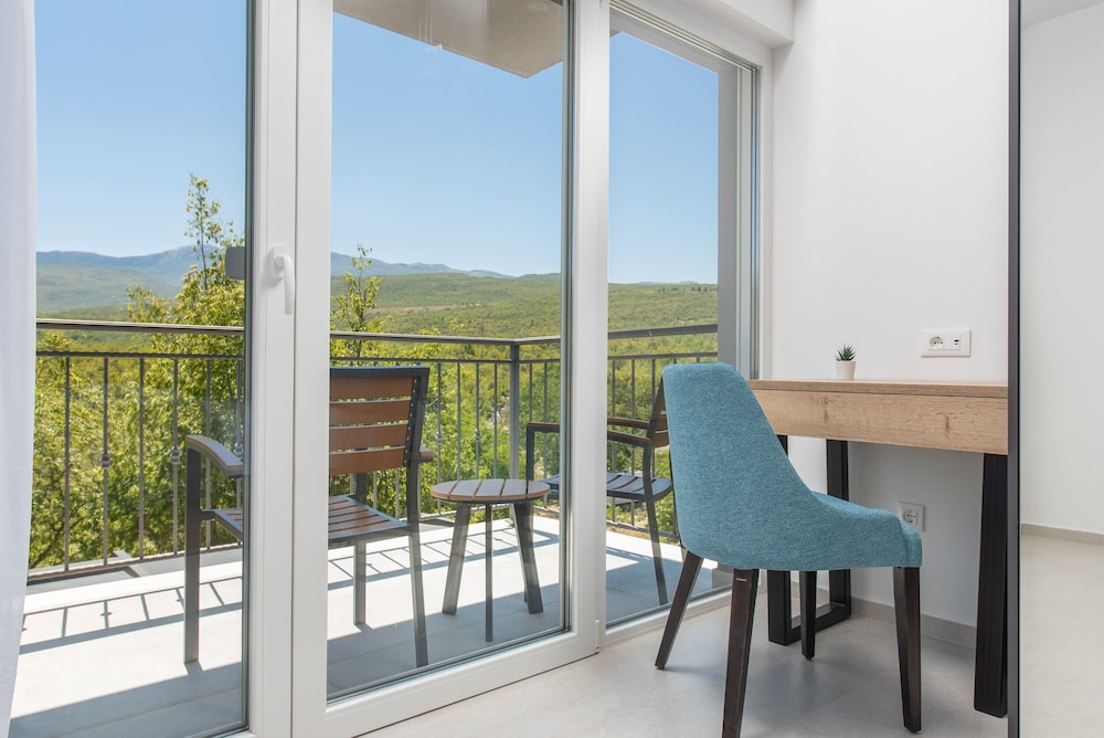 Villa River Rose with pool and jacuzzi, near the river beach