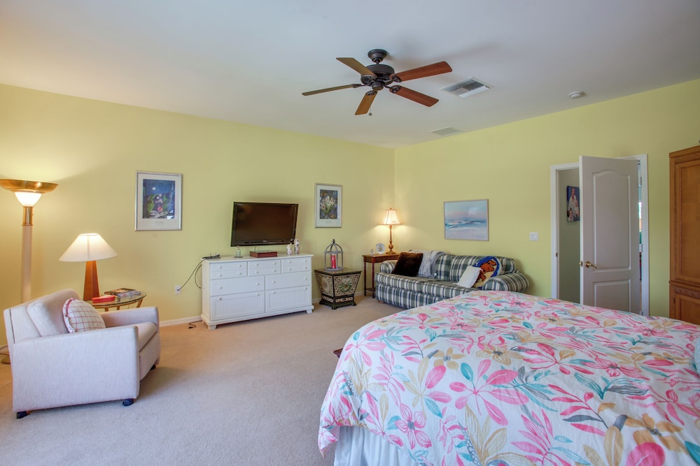 3 Mi to Dtwn Fort Myers: Condo w/ Pool & Hot Tub