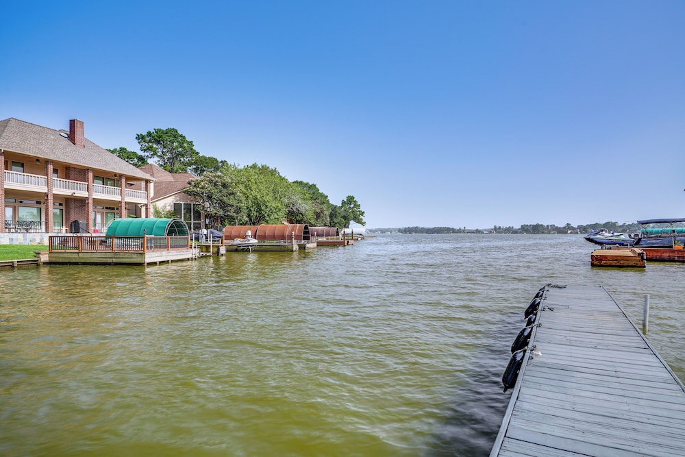 Exquisite Canal-front Home: Access to Lake Conroe! view 3