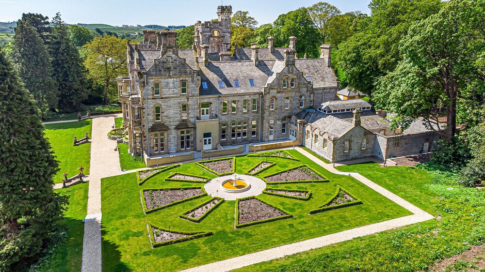 The Lucy Suite Stone Cross Mansion