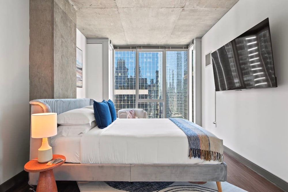 Loop City Views 2BR Apt Near Riverwalk