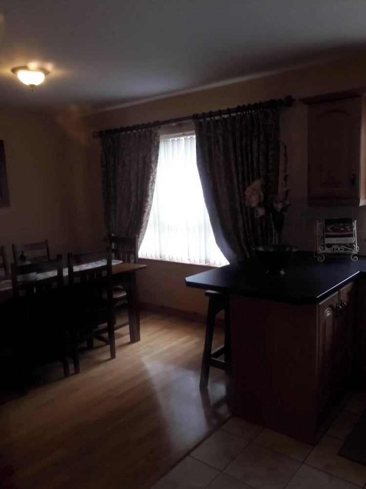 Carndonagh - 3-bedrooms - Sleeps 6/7 - Garden