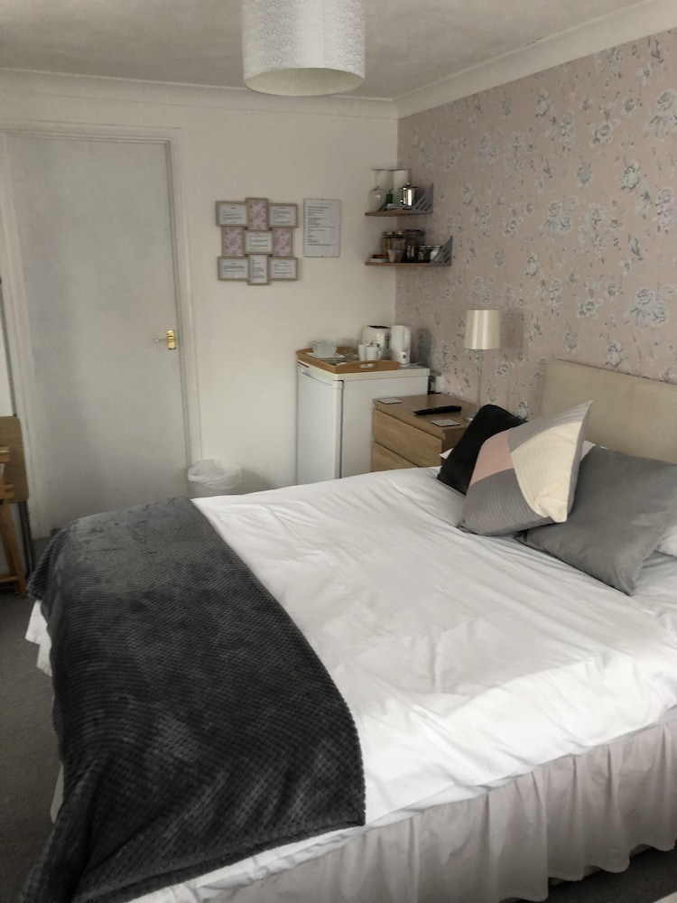 Basingstoke En Suite Room in Garden Annex view 4