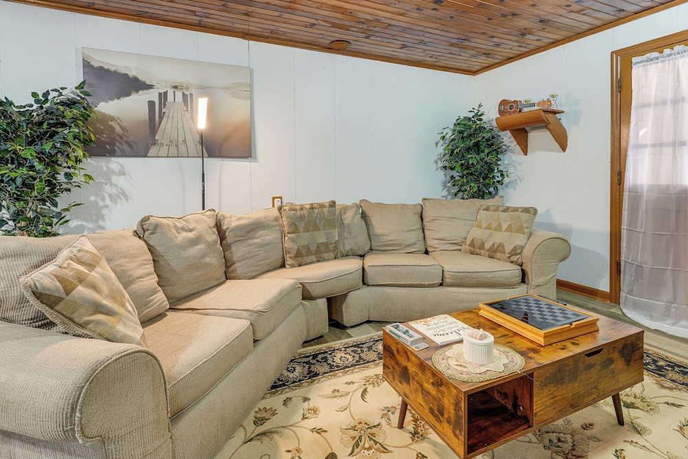 Deck & 2-acre Yard: Quiet Getaway in Crandall!