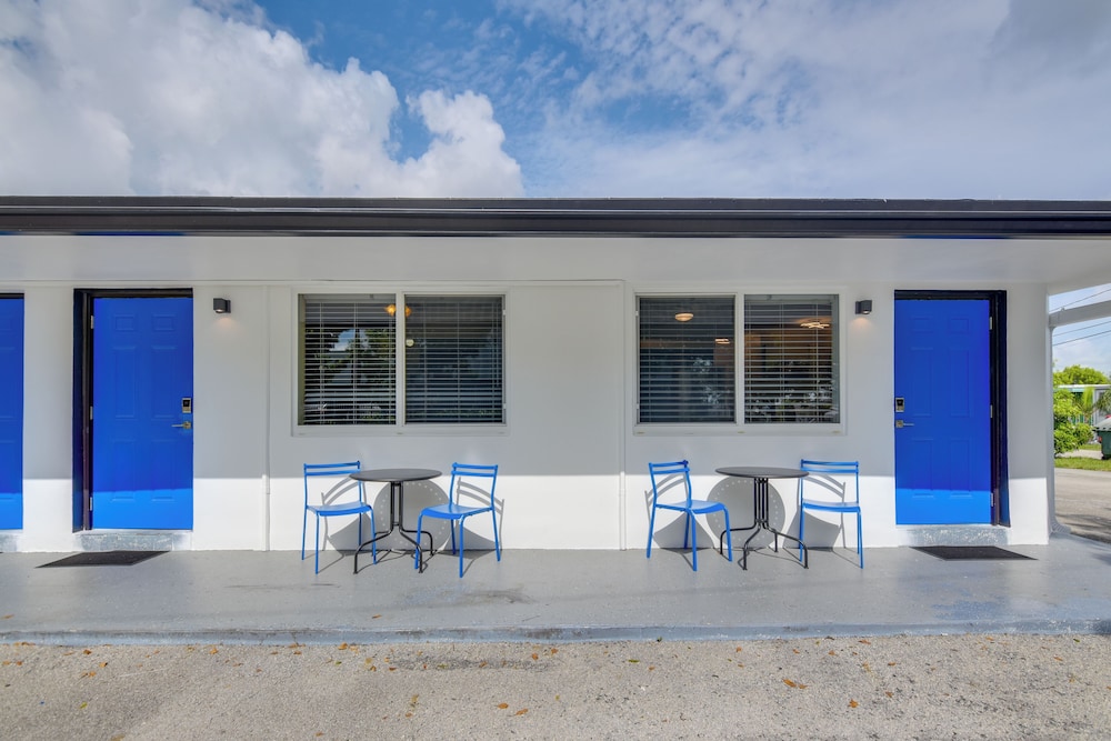 2 Mi to Ocean: Dog-friendly Hallandale Beach Condo view 3