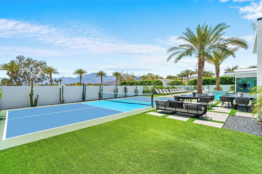 Sleeps 26 Pool, Hot Tub, Pickleball & Putting Green Bravo Villa #12 by Avantstay
