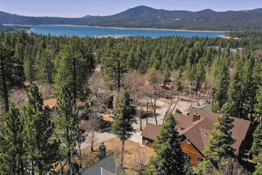 Teddy by Avantstay Majestic Cabin in Big Bear w Balcony