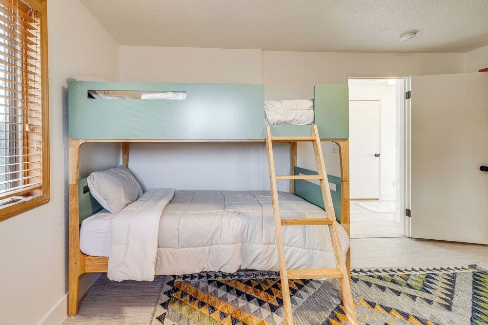 Oceanside Escape w/ Stunning Views: Walk to Beach!