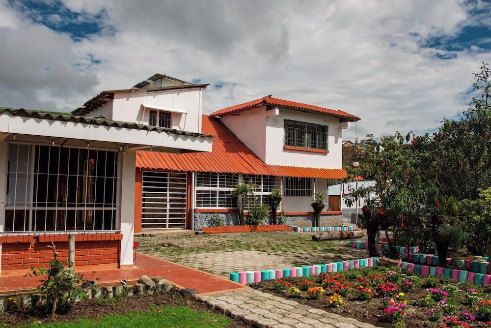 Room-serene Oasis in Pasto Cozy Guest Ro