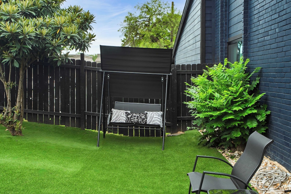 Austin Escape, Prime Location + Shared Yard Oasis Fairlawn Buyout by Avantstay