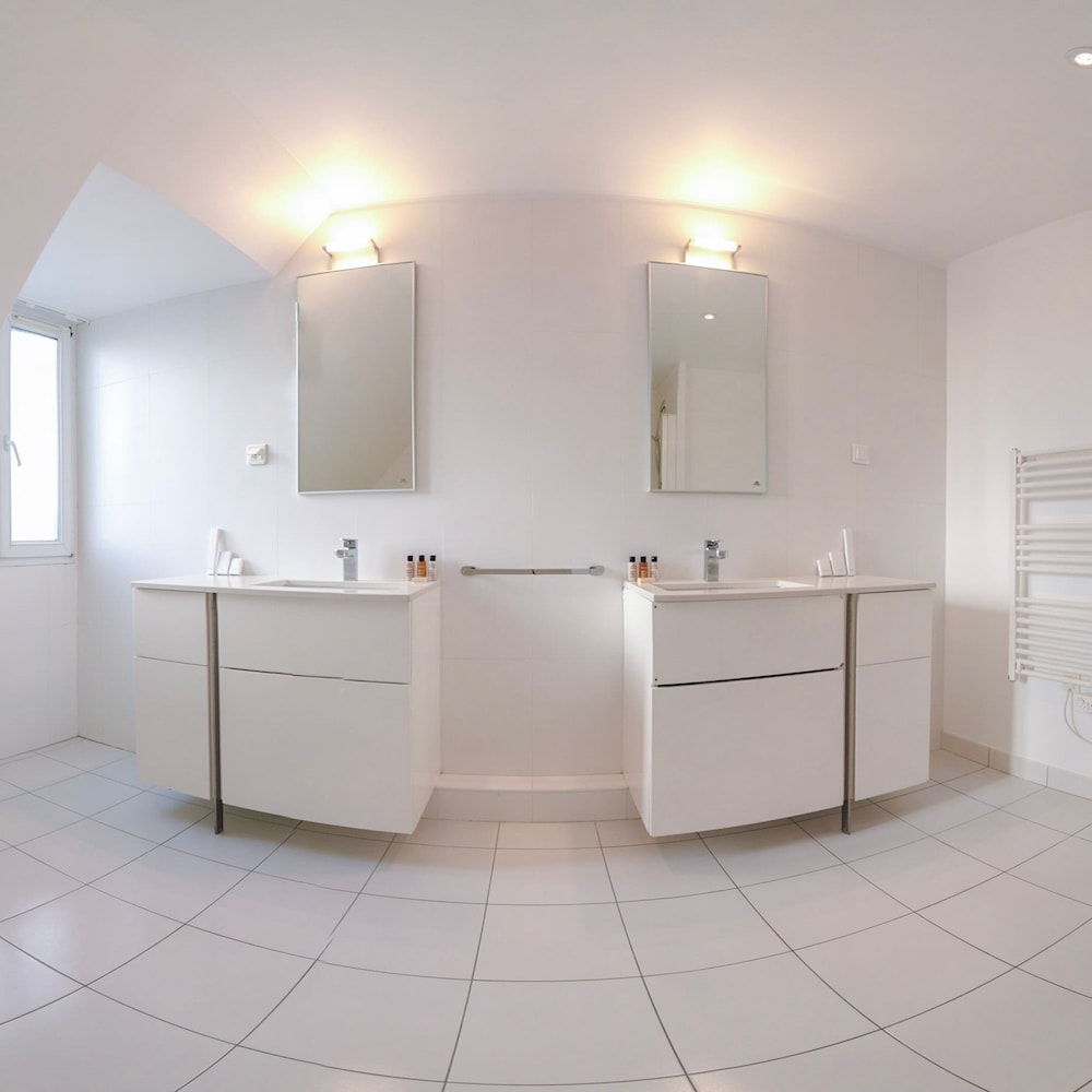Copernic Line Elegant 3BR Apartment in Paris