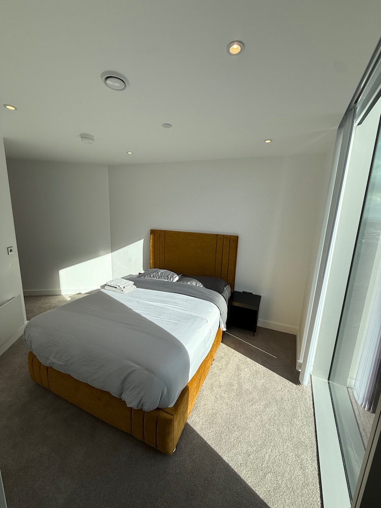 Apt Sleeps 6 With Two Bathrooms