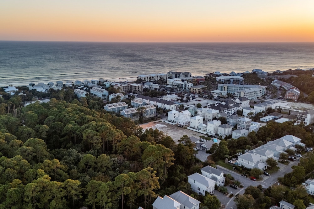 Gulf Coast Gem by Avantstay 3 Blocks to Beach Town Plaza Community Pool