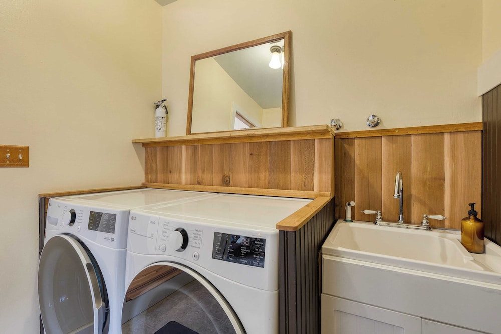Lodge Trails, Hot Tub, Walk to Cornet Bay