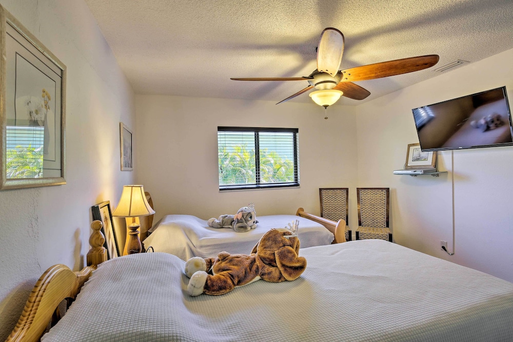 Pet-friendly Oasis w/ Deck & Fire Pit in Bokeelia!