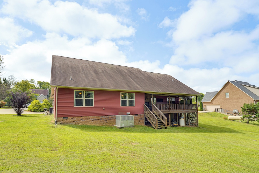 Hot Tub & Scenic Deck! Spacious Cookeville Retreat