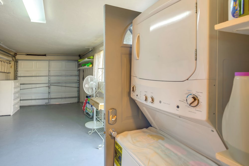 3 Mi to Beach! Sunny Englewood Retreat w/ Lanai