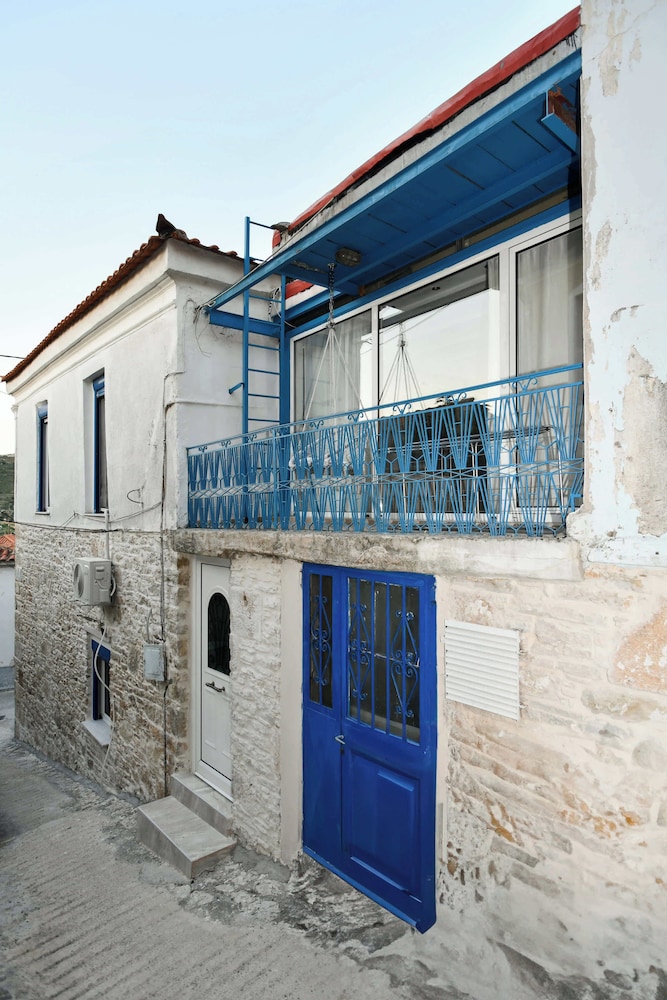 Charming Samos Escape With Jacuzzi and Private Balcony