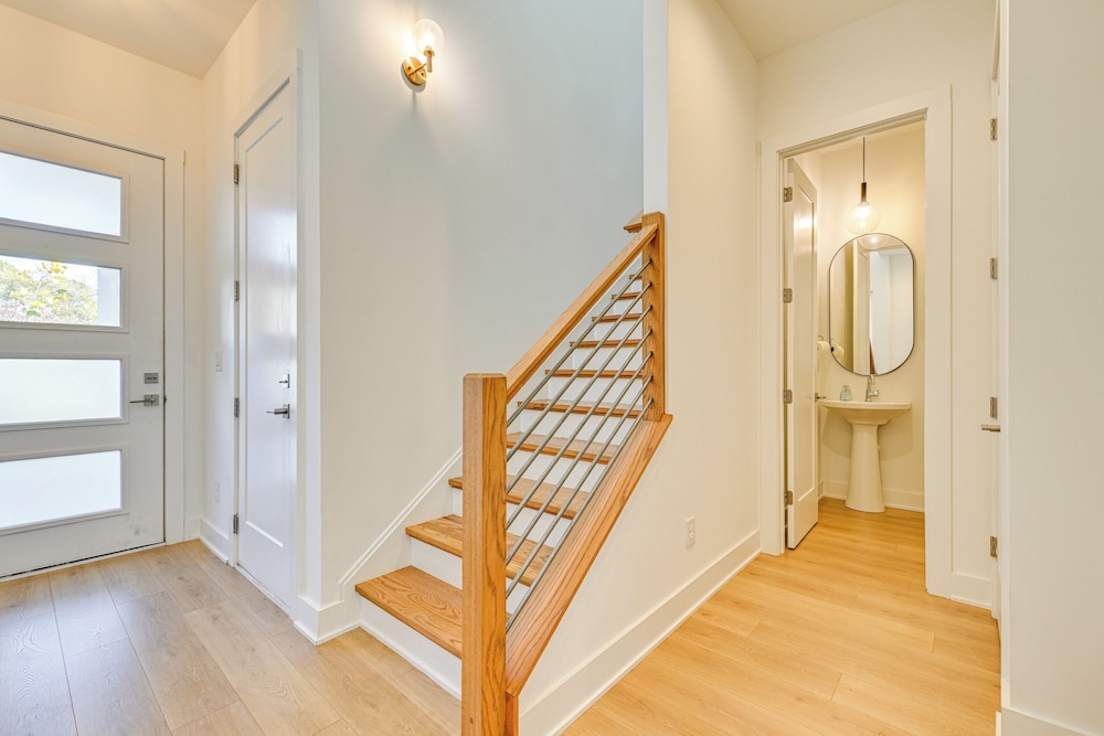 2 Mi to Bank of America Stadium: Townhome w/ Patio