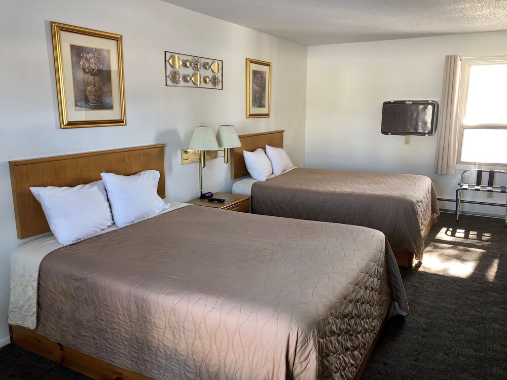 Budget Host Cloverland Motel