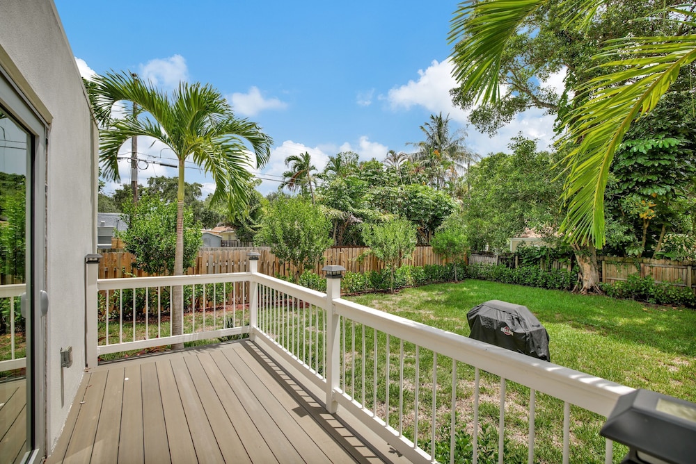 Sunshine Getaway Sleeps 4!