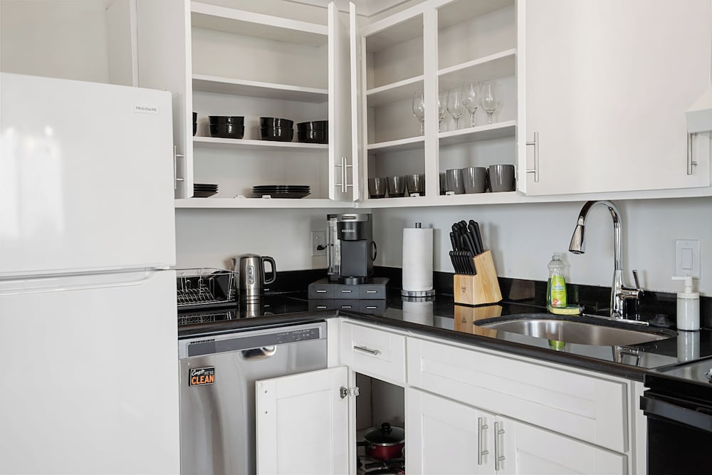 Tranquil 2BR with Coastal Mountain Views