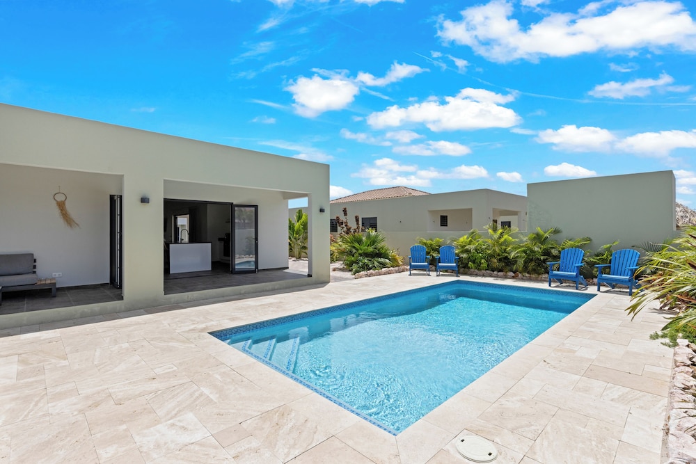 Villa Jasmijn with private pool, at Mambo Beach