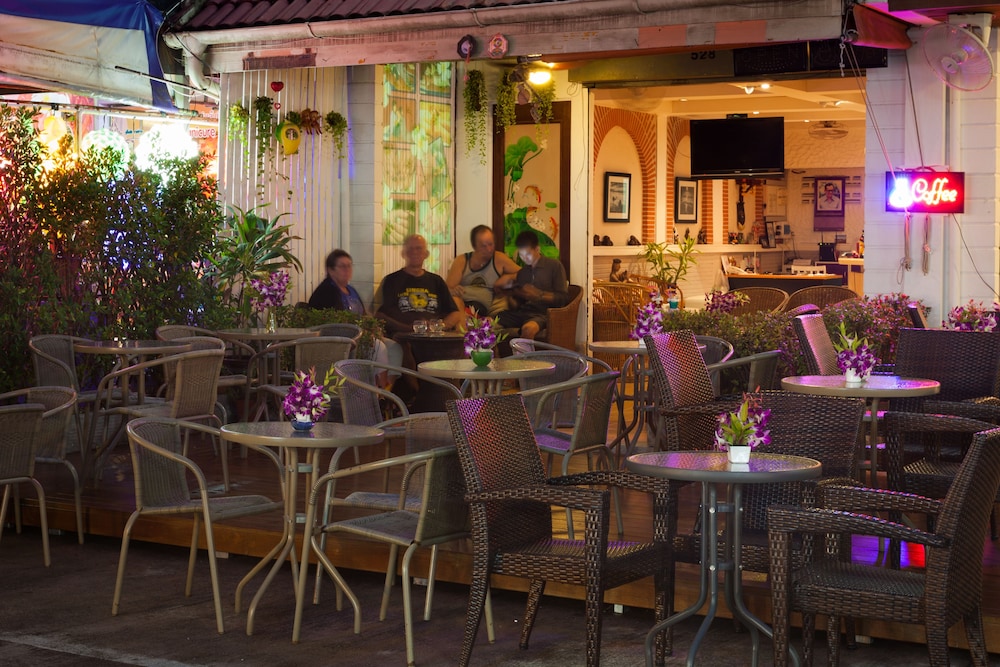 Karon Sunshine Guesthouse & Bar