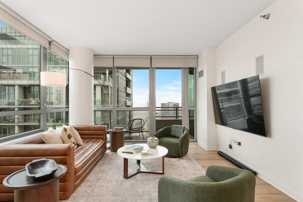 Brand-new 3BR City Views Prime West Loop Spot