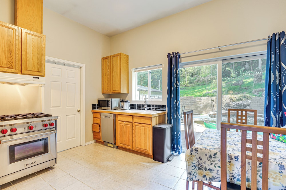 Hike & Explore: Guest Suite w/ Deck in Issaquah