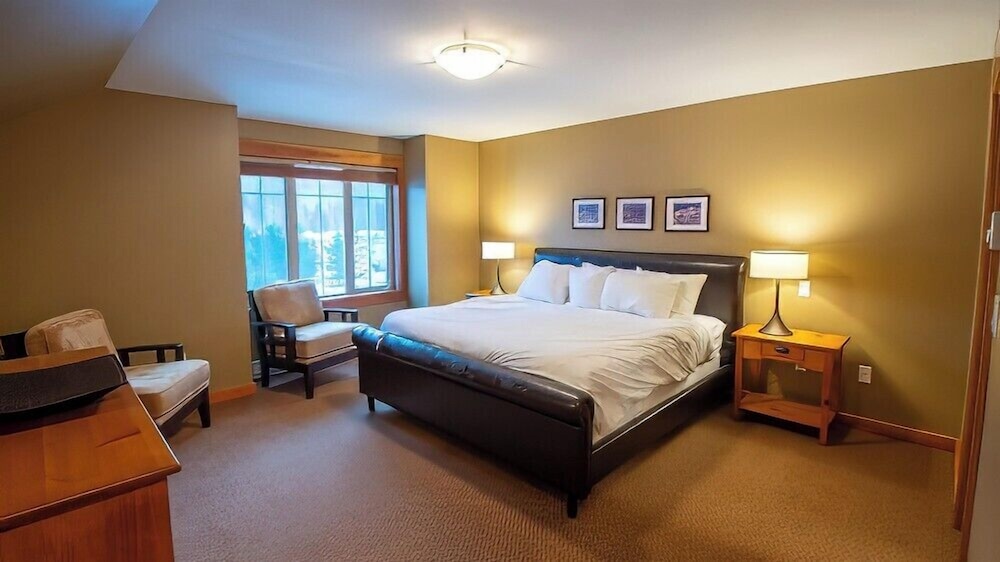 Pinnacle Ridge Chalets by Fernie Lodging