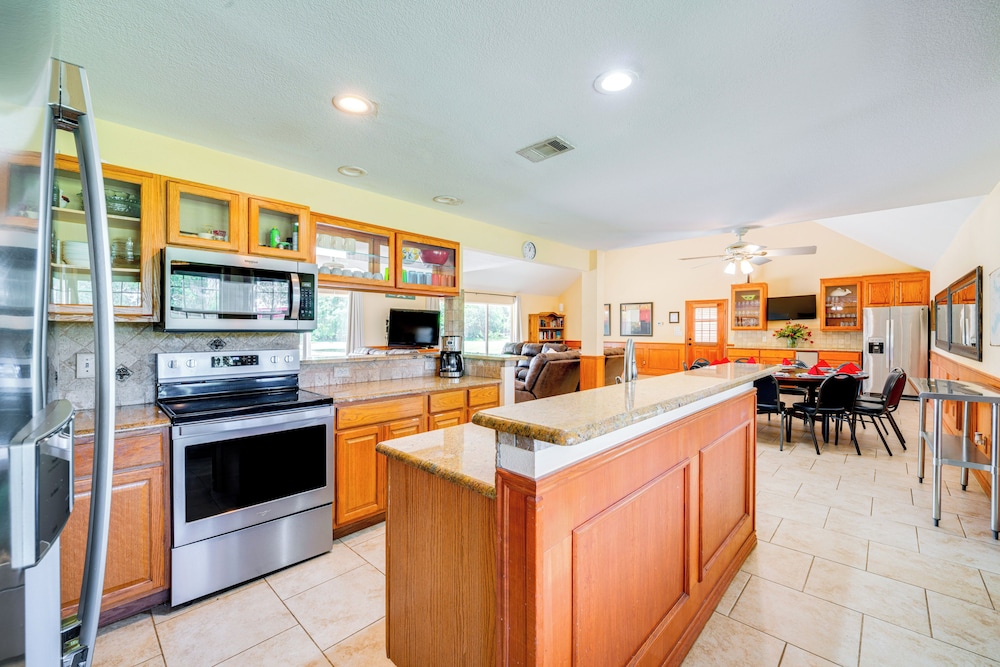 Sunrise Cove RC Llc: Lakefront Home w/ 2 Casitas!