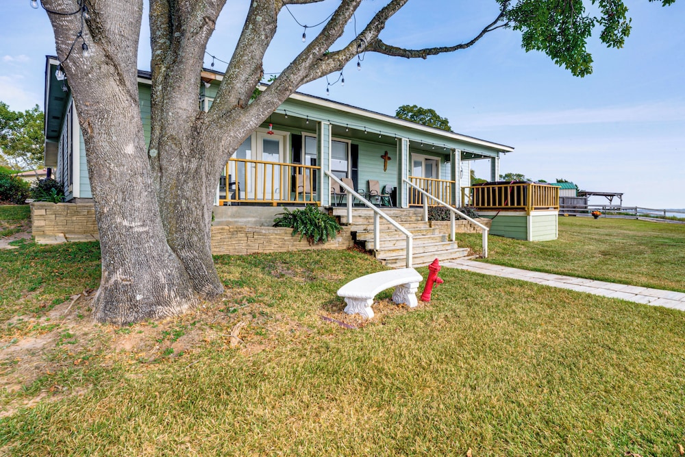 Private Pier, Porch! Quiet Lake Livingston Retreat