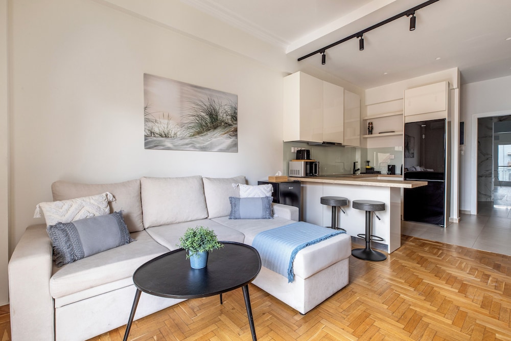 Attica - Captivating 2-Bedroom Apt & Balcony in Athens