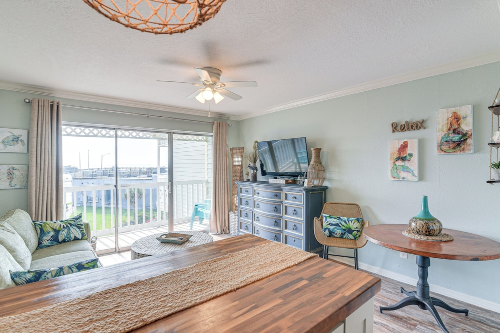 Pool & Hot Tub Access: Beachside Galveston Condo!