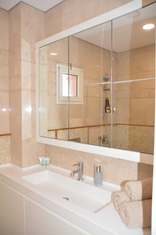 Renovated White 3BD next to Beach - Pool