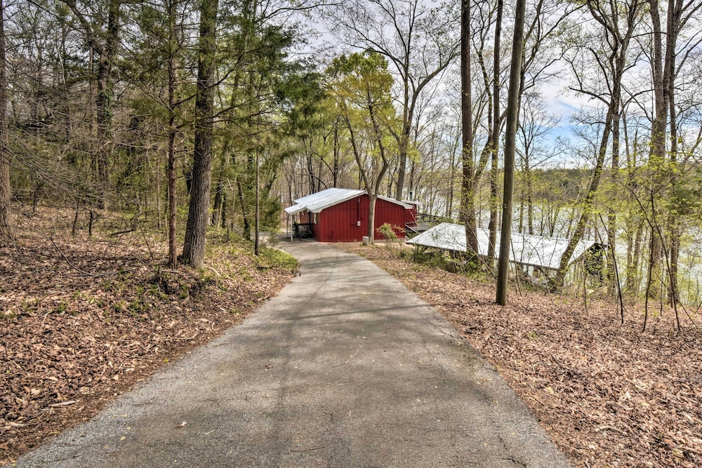 Lakefront Lavonia Cottage w/ 2-story Dock! - Property Image 9