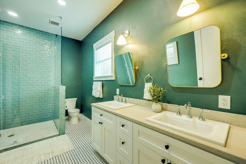 San Antonio Home 2 Mi to Dtwn, Swim Spa!
