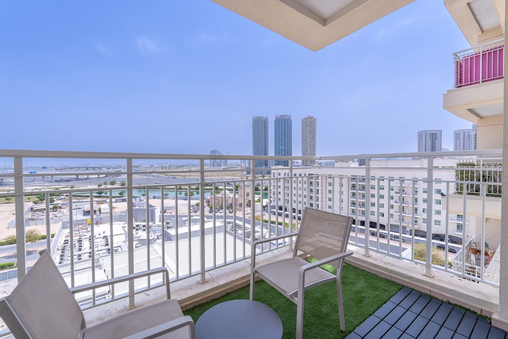 Calm 1-bedroom With Relaxing Balcony Atmosphere in Liwan