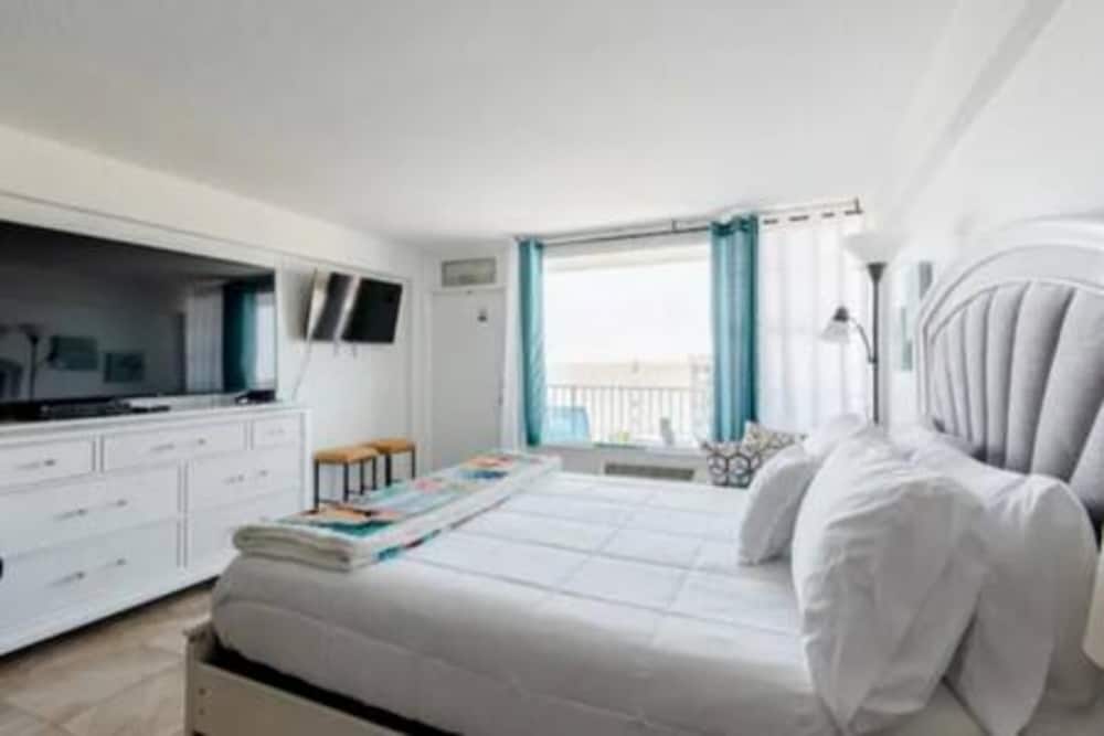 613 3 Beds Luxury Beachfront Studio Ideal 4 Long Stays view 3