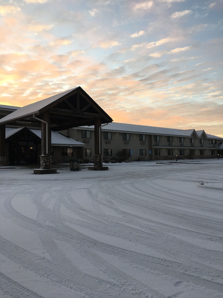 Moose Lake Lodge & Suites