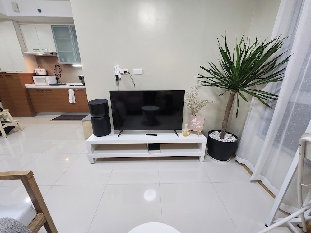 Cozy 1BR Condo in Mandaluyong City With City Skyline View