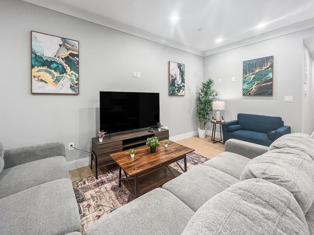 Luxury 3BD 2BA Near Logan Airport and T Station photo 3