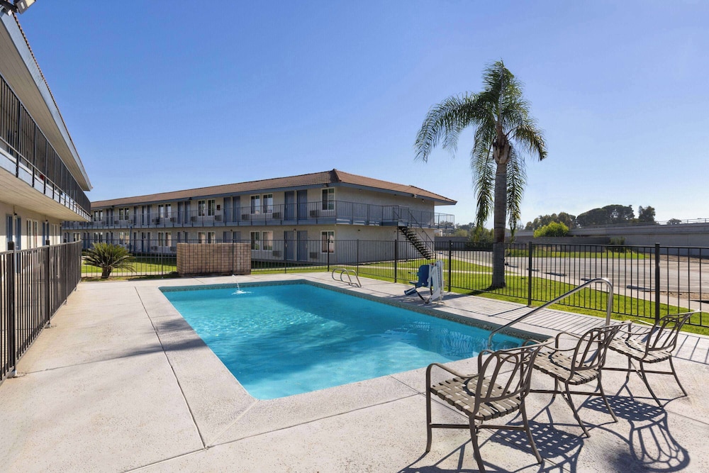 Days Inn by Wyndham Bakersfield