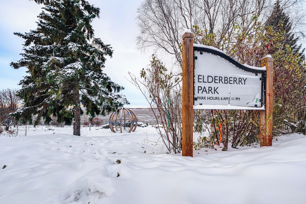 1 Mi to Dtwn: Cozy Condo in Anchorage!