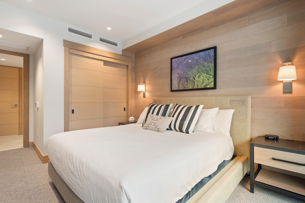 Snowmass Lux Getaway by Snowmass Vacations