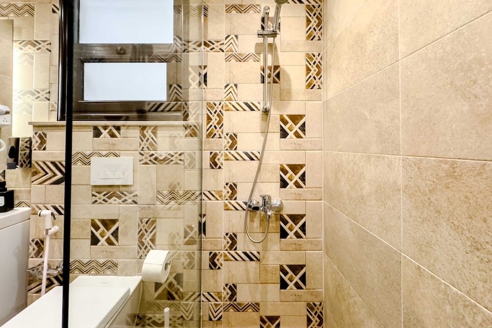 Ample & Artistic 2bdr Apt. 5 min to CAI Airport