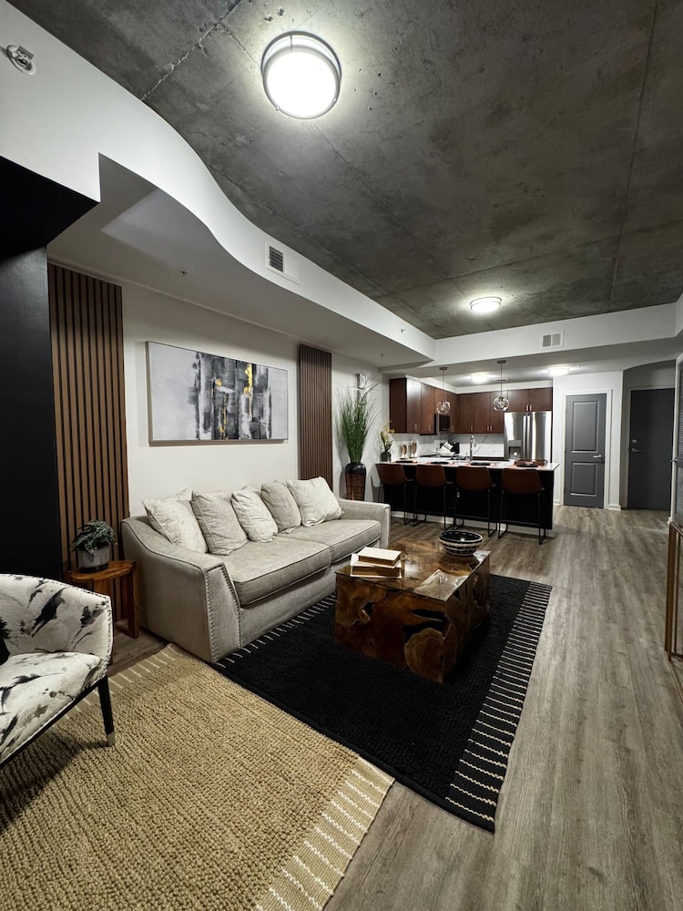 Mid-town Luxury Apt High Rise Gym Pool Parking