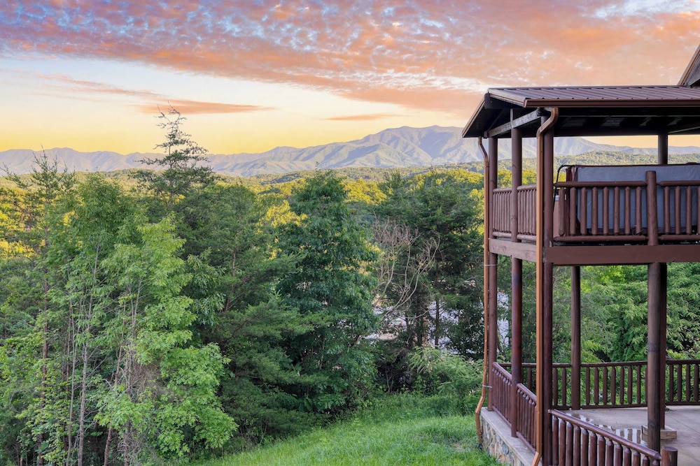 Luxury Cabin w/ Elevator, Theater & Hot Tub Near Dollywood Smoky Vista Lodge