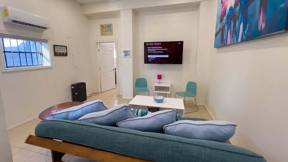 Fun Retro Island Vibe Sleeps 17 Beach 1 Block 4 Bedroom Home